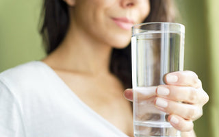 You’re Probably Drinking Water Wrong – Here’s What the Experts Say